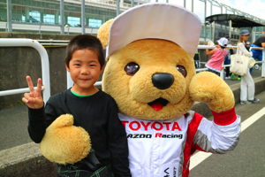 トヨタ くま吉 黒ロンTの男の子と@ スーパーフォーミュラ 2015年 第5戦 オートポリス