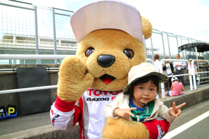 トヨタ くま吉 ベージュ帽子の女の子と@ スーパーフォーミュラ 2015年 第5戦 オートポリス