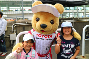 トヨタ くま吉 水色キャップの女の子2人と@ スーパーフォーミュラ 2015年 第5戦 オートポリス