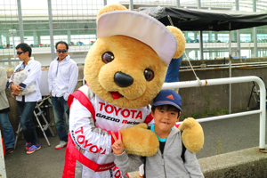 トヨタ くま吉 オレンジアディダスキャップの男の子と@ スーパーフォーミュラ 2015年 第5戦 オートポリス