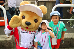 トヨタ くま吉 TOM'Sファンの姉妹と@ スーパーフォーミュラ 2015年 第5戦 オートポリス