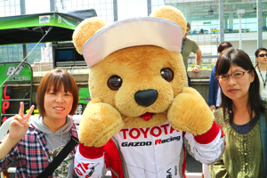 トヨタ くま吉 緑のブラウスの親子と@ スーパーフォーミュラ 2015年 第5戦 オートポリス