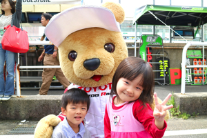 トヨタ くま吉 ミニーちゃんの服の姉弟と@ スーパーフォーミュラ 2015年 第5戦 オートポリス