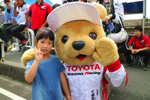 トヨタ くま吉 デニムTシャツの女の子と@ スーパーフォーミュラ 2015年 第5戦 オートポリス