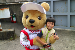 トヨタ くま吉 もこもこフリースの少年と@ スーパーフォーミュラ 2015年 第5戦 オートポリス