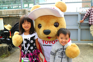 トヨタ くま吉 花柄Tシャツの姉弟と@ スーパーフォーミュラ 2015年 第5戦 オートポリス