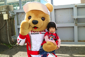 トヨタ くま吉 フードを被った女の子と@ スーパーフォーミュラ 2015年 第5戦 オートポリス