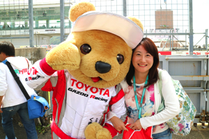 トヨタ くま吉 花柄トートバッグの女性と@ スーパーフォーミュラ 2015年 第5戦 オートポリス
