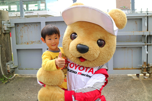 トヨタ くま吉 黄色ロンTの少年と@ スーパーフォーミュラ 2015年 第5戦 オートポリス