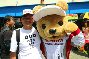 トヨタ くま吉 視力検査風Tシャツの男性と@ スーパーフォーミュラ 2015年 第5戦 オートポリス