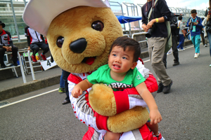 トヨタ くま吉 緑Tシャツの少年と@ スーパーフォーミュラ 2015年 第5戦 オートポリス