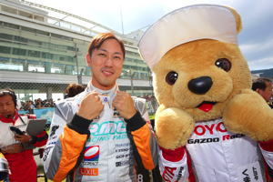 トヨタ くま吉 石浦選手とグリッド上で@ スーパーフォーミュラ 2015年 第5戦 オートポリス