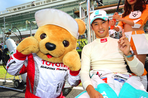 トヨタ くま吉 中嶋選手とグリッド上で@ スーパーフォーミュラ 2015年 第5戦 オートポリス