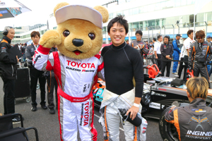 トヨタ くま吉 国本選手とグリッド上で@ スーパーフォーミュラ 2015年 第5戦 オートポリス