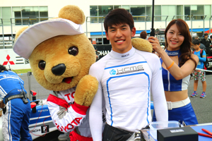 トヨタ くま吉 中山選手とグリッド上で@ スーパーフォーミュラ 2015年 第5戦 オートポリス