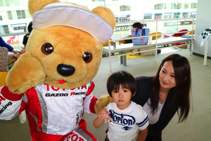 トヨタ くま吉 白Tシャツの親子と@ スーパーフォーミュラ 2015年 第5戦 オートポリス