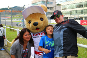 トヨタ くま吉 ホームストレートをバックに3人家族と@ スーパーフォーミュラ 2015年 第5戦 オートポリス