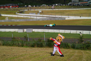 トヨタ くま吉 コースをバックにポーズをとる@ スーパーフォーミュラ 2015年 第5戦 オートポリス