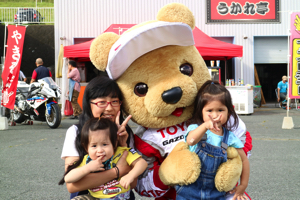 トヨタ くま吉 赤縁眼鏡の3人姉妹と@ スーパーフォーミュラ 2015年 第5戦 オートポリス