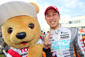 トヨタ くま吉 レース後の石浦選手と@ スーパーフォーミュラ 2015年 第5戦 オートポリス