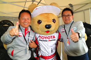 トヨタ くま吉 レース後の関谷さんと舘監督と@ スーパーフォーミュラ 2015年 第5戦 オートポリス