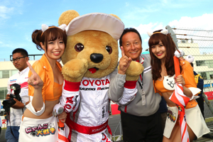 トヨタ くま吉 レース後の関谷さんとコンパニオンと@ スーパーフォーミュラ 2015年 第5戦 オートポリス