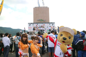 トヨタ くま吉 表彰式をバックにポーズをとる@ スーパーフォーミュラ 2015年 第5戦 オートポリス