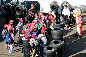 トヨタ くま吉 タイヤの説明を受けるスマイルキッズたちと4@ スーパーフォーミュラ 2015年 第6戦 SUGO
