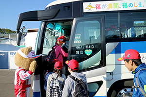 トヨタ くま吉 スマイルキッズたちをバスまで見送る@ スーパーフォーミュラ 2015年 第6戦 SUGO