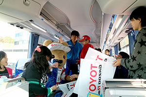 トヨタ くま吉 バスの中で中山選手と遭遇@ スーパーフォーミュラ 2015年 第6戦 SUGO