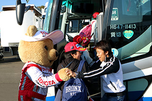 トヨタ くま吉 伊沢選手をバスまで見送る@ スーパーフォーミュラ 2015年 第6戦 SUGO