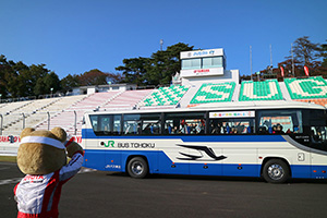 トヨタ くま吉 スマイルキッズたちが乗ったバスに手を振る@ スーパーフォーミュラ 2015年 第6戦 SUGO