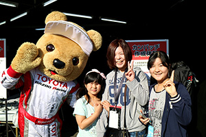 トヨタ くま吉 58番の服を着た親子3人組と@ スーパーフォーミュラ 2015年 第6戦 SUGO