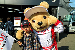 トヨタ くま吉 アディダスキャップの少年と@ スーパーフォーミュラ 2015年 第6戦 SUGO