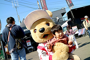 トヨタ くま吉 赤チェックシャツの少年と@ スーパーフォーミュラ 2015年 第6戦 SUGO