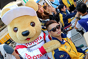 トヨタ くま吉 サングラスをかけた平川選手と@ スーパーフォーミュラ 2015年 第6戦 SUGO