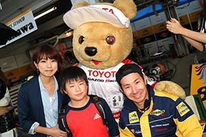 トヨタ くま吉 可夢偉選手と紺赤アディダスの親子と@ スーパーフォーミュラ 2015年 第6戦 SUGO