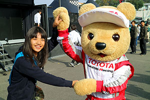 トヨタ くま吉 紺パーカの女の子と@ スーパーフォーミュラ 2015年 第6戦 SUGO