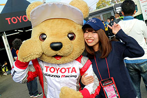 トヨタ くま吉 R&D SPORTキャップの女性と@ スーパーフォーミュラ 2015年 第6戦 SUGO