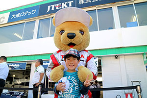 トヨタ くま吉 カラフルな帽子の少年と@ スーパーフォーミュラ 2015年 第6戦 SUGO