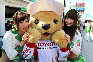 トヨタ くま吉 KONDO Racingのコンパニオンと3@ スーパーフォーミュラ 2015年 第6戦 SUGO