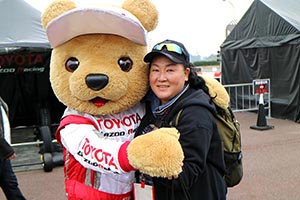 トヨタ くま吉 オリーブ色のリュックの女性と@ スーパーフォーミュラ 2015年 第7戦（最終戦）鈴鹿