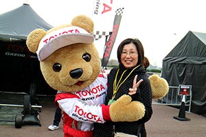 トヨタ くま吉 黄色いストラップの女性と@ スーパーフォーミュラ 2015年 第7戦（最終戦）鈴鹿