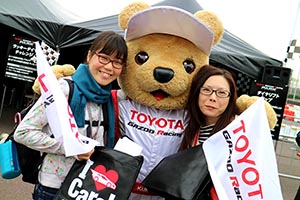 トヨタ くま吉 TOYOTAフラッグの親子2人と@ スーパーフォーミュラ 2015年 第7戦（最終戦）鈴鹿