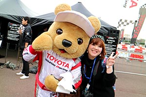 トヨタ くま吉 緑のヘアバンドの女性と@ スーパーフォーミュラ 2015年 第7戦（最終戦）鈴鹿