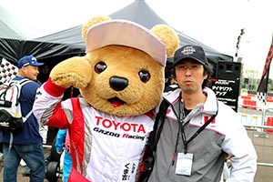トヨタ くま吉 kamuiキャップの男性と@ スーパーフォーミュラ 2015年 第7戦（最終戦）鈴鹿