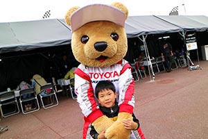 トヨタ くま吉 黒黄パーカの少年と@ スーパーフォーミュラ 2015年 第7戦（最終戦）鈴鹿