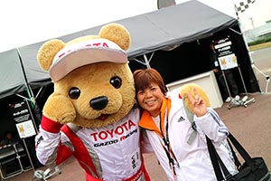 トヨタ くま吉 白adidasジャージの女性と@ スーパーフォーミュラ 2015年 第7戦（最終戦）鈴鹿