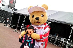 トヨタ くま吉 ピンクリュックの女の子と@ スーパーフォーミュラ 2015年 第7戦（最終戦）鈴鹿