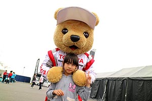 トヨタ くま吉 ピンクリボンパーカの女の子と@ スーパーフォーミュラ 2015年 第7戦（最終戦）鈴鹿